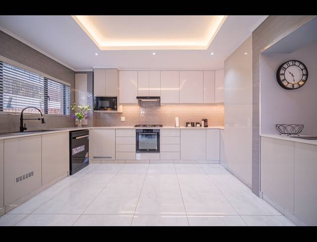 3 BEDROOM TOWNHOUSE FOR SALE IN IZINGA RIDGE